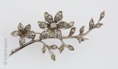 Silver brooch 925/°° figuring a flowering...