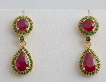PENDANTS D'OREILLES VERMEIL, RUBIS ET TSAVORITES
Pair...