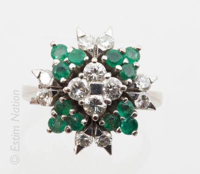 BAGUE DIAMANTS EMERAUDES
Star ring in 18K...