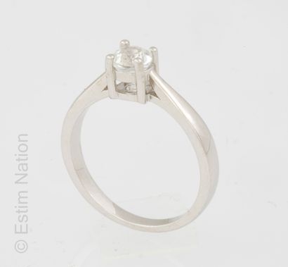BAGUE ARGENT ET SAPHIR BLANC
Ring solitaire...