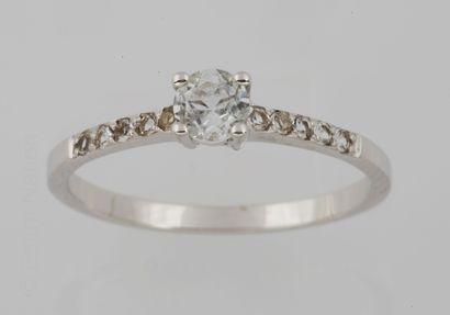 BAGUE OR GRIS ET TOPAZE
Solitaire ring in...