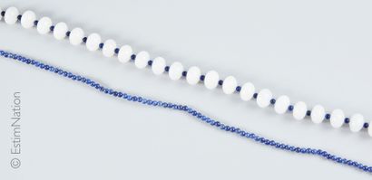Colliers perles
Two necklaces: one alternating...