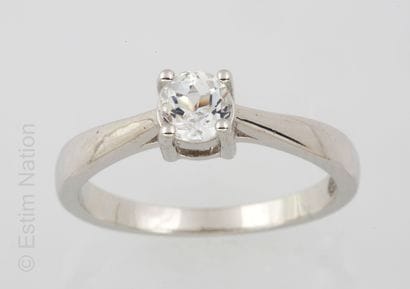 BAGUE ARGENT ET SAPHIR BLANC
Ring solitaire...