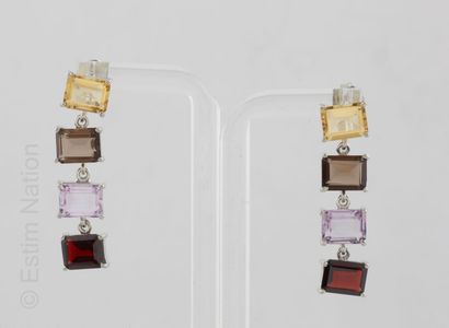 BOUCLES D'OREILLES PIERRES 
Paire de pendants...