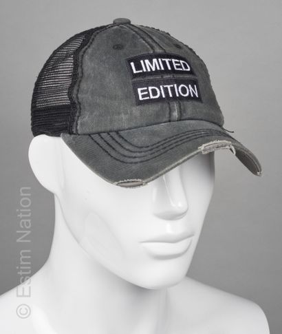 HR NAT REPUBLIC, ANONYME
CASQUETTE en denim...