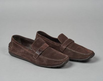 LOUIS VUITTON
PAIRE DE MOCASSINS en peau...
