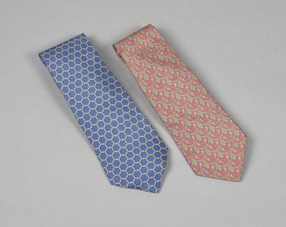 HERMES Paris
DEUX CRAVATES en twill de soie...