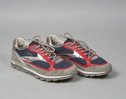 PRADA

PAIRE DE BASKETS en peau velours gris,...