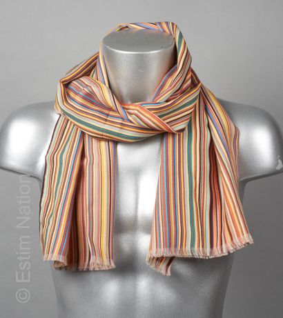 PAUL SMITH, ETRO
ECHARPE en laine frangée...