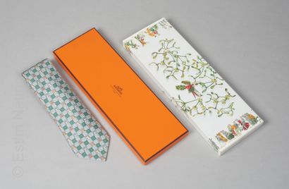 HERMES
CRAVATE en twill de soie imprimée...