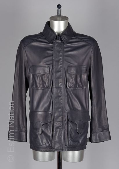 BERLUTI
VESTE en agneau lustré bleu nuit,...