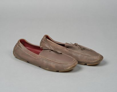 Loro PIANA
PAIRE DE MOCASSINS en cuir taupe...