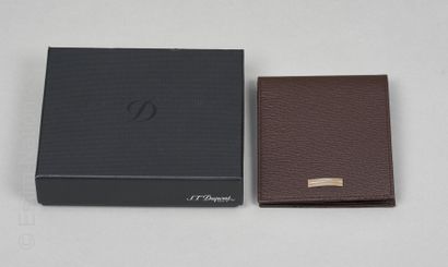 S.T. DUPONT

PORTEFEUILLE en cuir façonné...