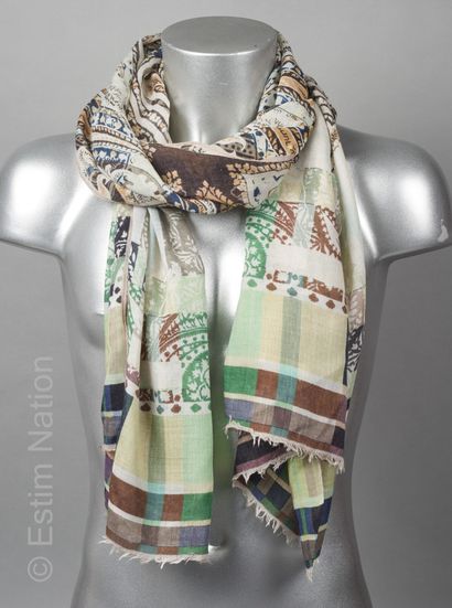PAUL SMITH, ETRO
ECHARPE en laine frangée...
