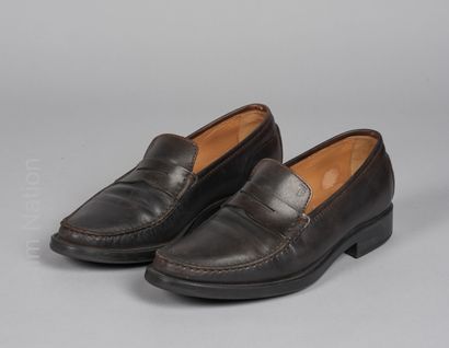 Tod's
PAIRE DE MOCASSINS en cuir ébène surpiqué...