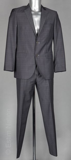 HUGO BOSS
COSTUME en laine gris souris façonné...