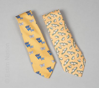 HERMES

DEUX CRAVATES en twill de soie imprimée...
