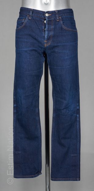 GUCCI
JEAN stretch en denim brut (W 33) (petite...