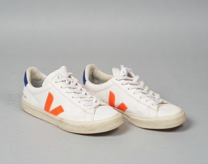 VEJA
PAIRE DE SNEACKERS basses en cuir blanc,...