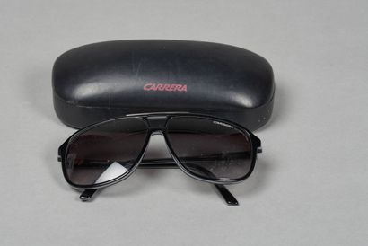 CARRERA
PAIRE DE LUNETTES DE SOLEIL en bakélite...