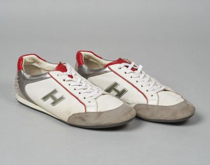 Hogan
PAIRE DE SNEACKERS basses en cuir perforé...