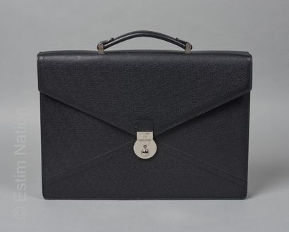 LANCEL
SERVIETTE en cuir grainé noir à un...