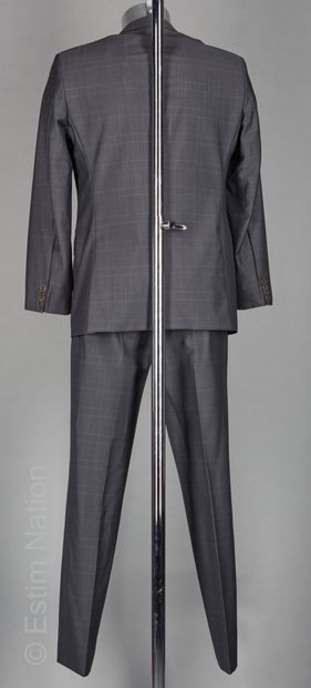 HUGO BOSS
COSTUME en laine gris souris façonné...