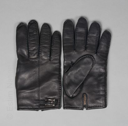 HERMES
PAIRE DE GANTS en agneau plongé noir...