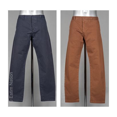 AMI
DEUX PANTALONS chino en coton : le premier...