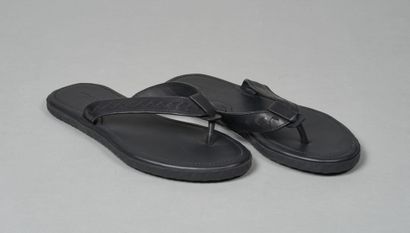 BOTTEGA VENETA
PAIRE DE TONGS en veau noir...
