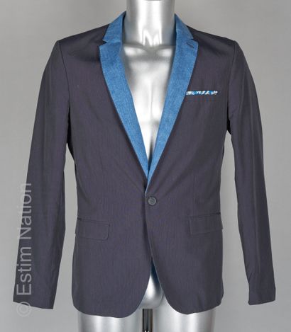 IKKS
DEUX VESTES : la première en laine grise,...