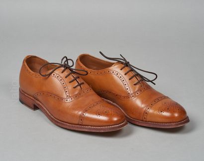 GRENSON
PAIRE DE DERBIES en veau patiné gold...