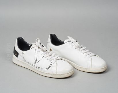 VALENTINO
PAIRE DE SNEACKERS basses en veau...
