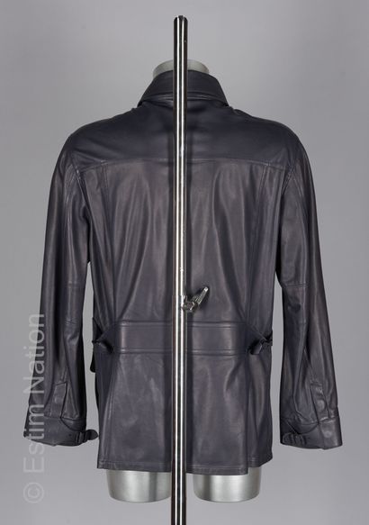 BERLUTI
VESTE en agneau lustré bleu nuit,...