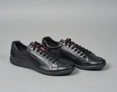 PRADA
PAIRE DE SNEACKERS basses en veau noir...
