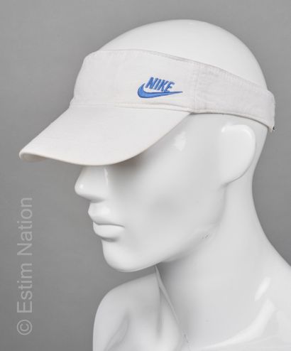 GUCCI, NIKE
CASQUETTE en coton bleu rebrodé...