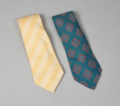 HERMES Paris
DEUX CRAVATES en twill de soie...