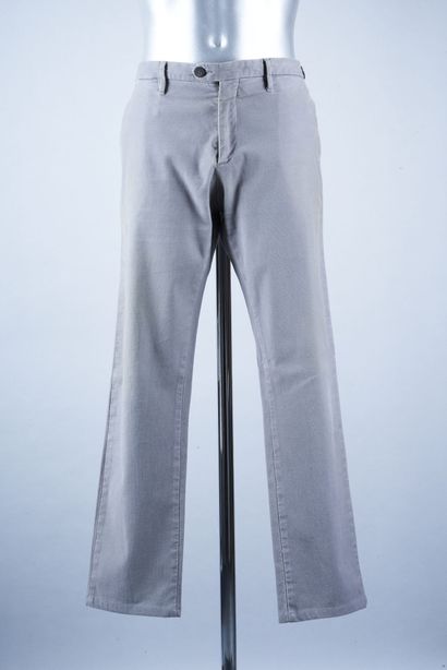 MY MYTHS
DEUX CHINOS en coton : le premier...