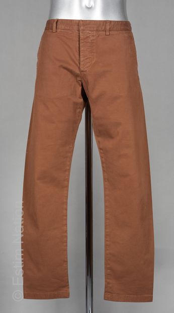 AMI
DEUX PANTALONS chino en coton : le premier...