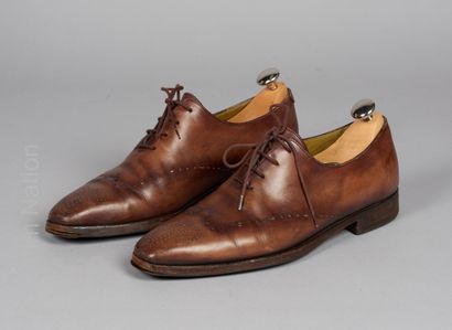 BERLUTI
PAIRE DE DERBIES à lacets à bouts...