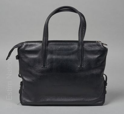 MONTBLANC
PETIT SAC en cuir noir, doublure...