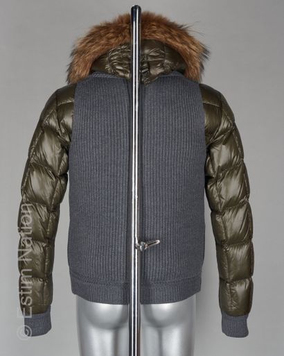 MONCLER
DOUDOUNE à capuche amovible bordée...