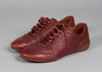 FENDI
PAIRE DE SNEACKERS basses en cuir grainé...
