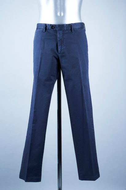 MY MYTHS
DEUX CHINOS en coton : le premier...