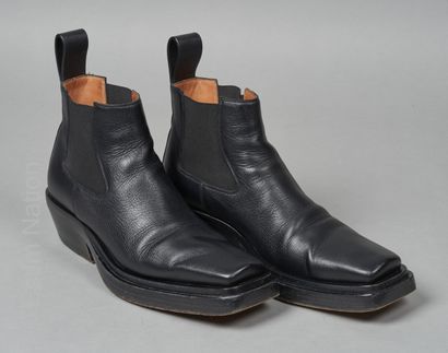 BOTTEGA VENETA
PAIRE DE BOOTS en cuir grainé...