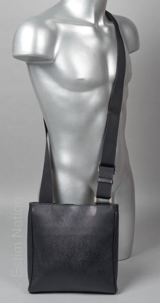 MONTBLANC
PETITE BESACE en cuir strié noir,...