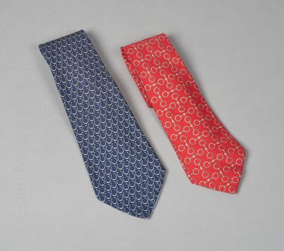 HERMES

DEUX CRAVATES en twill de soie imprimée...