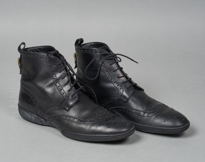 LOUIS VUITTON
PAIRE DE BOTTINES montantes...