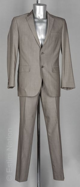HUGO BOSS
COSTUME en laine froide gris clair...