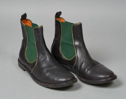 ETRO
PAIRE DE BOTTINES en cuir noir gansé...